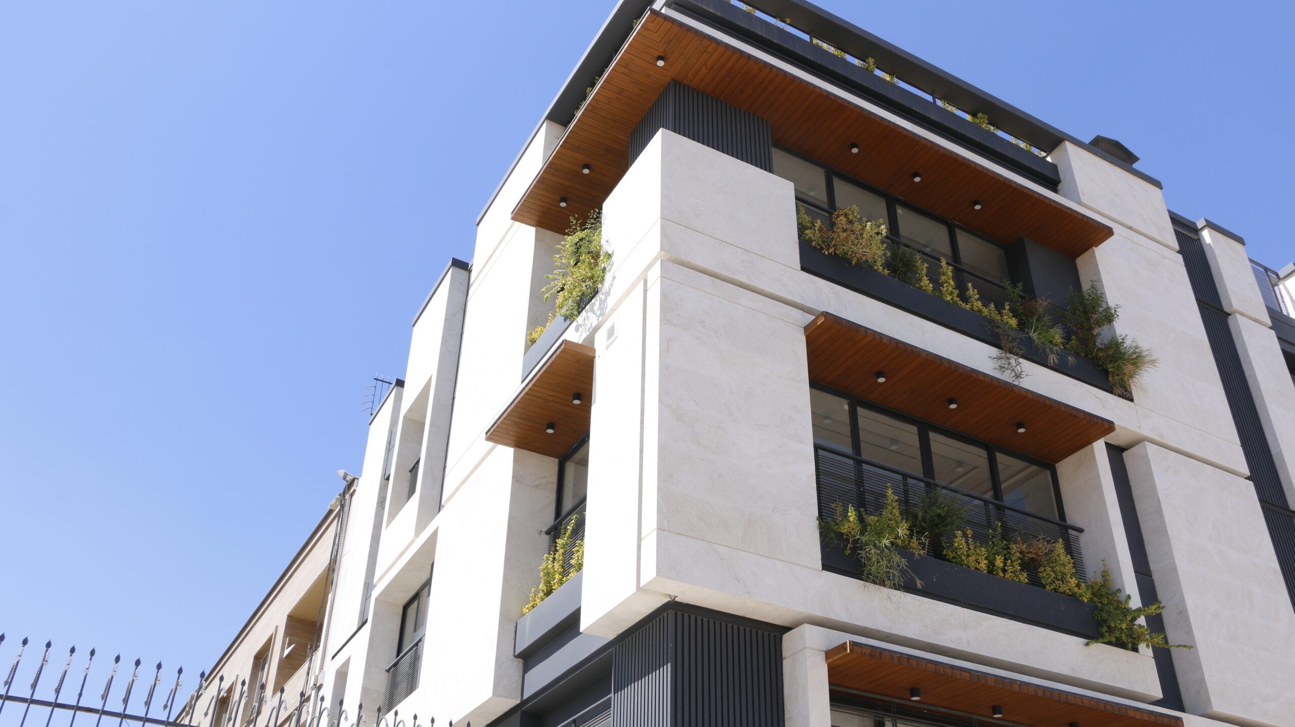 Building facade – Tabas Super A++ travertine stone